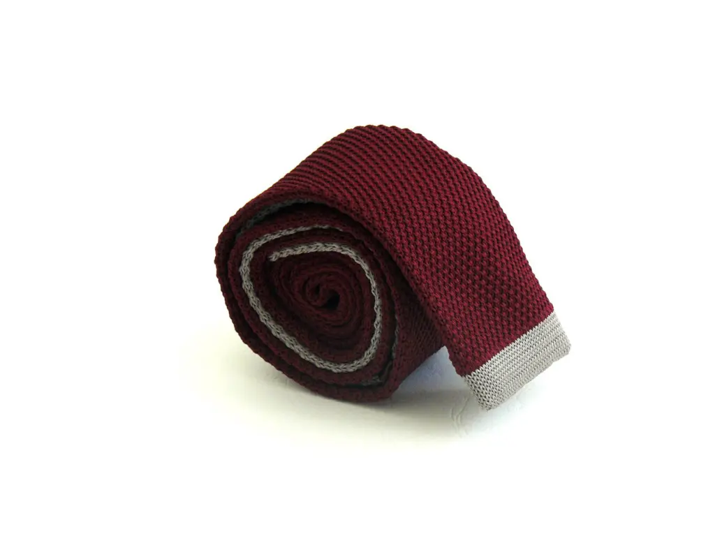 Cravate tricot bordeaux, seconde vue